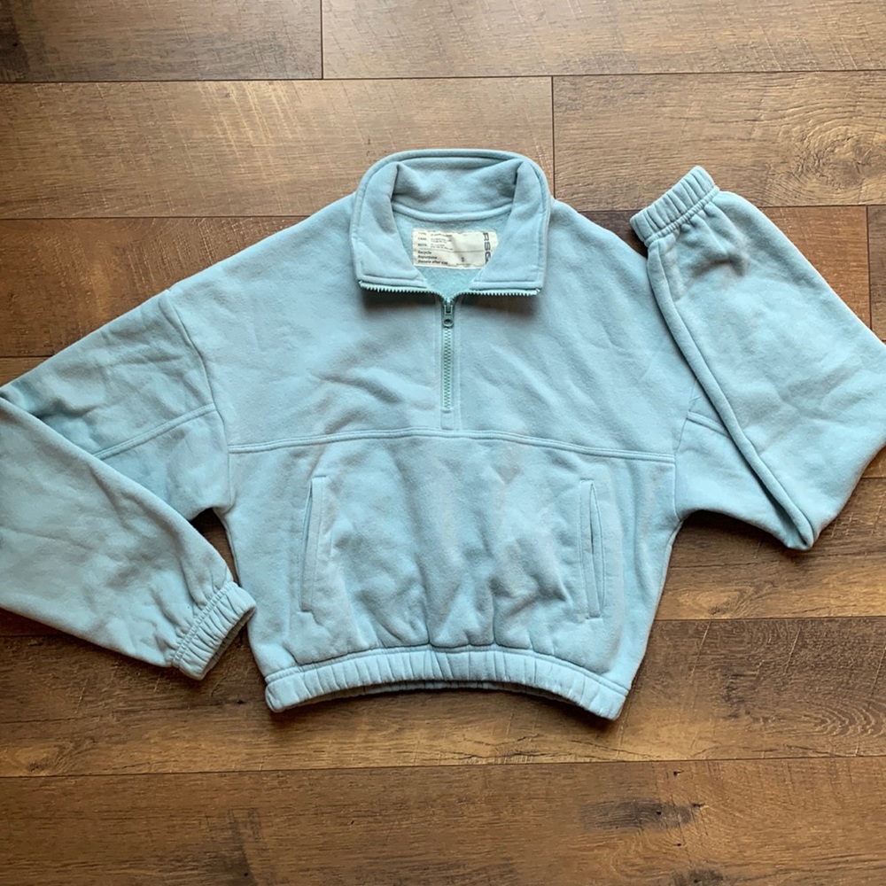 NWOT Cropped Sweatshirt - Picture 2 of 5
